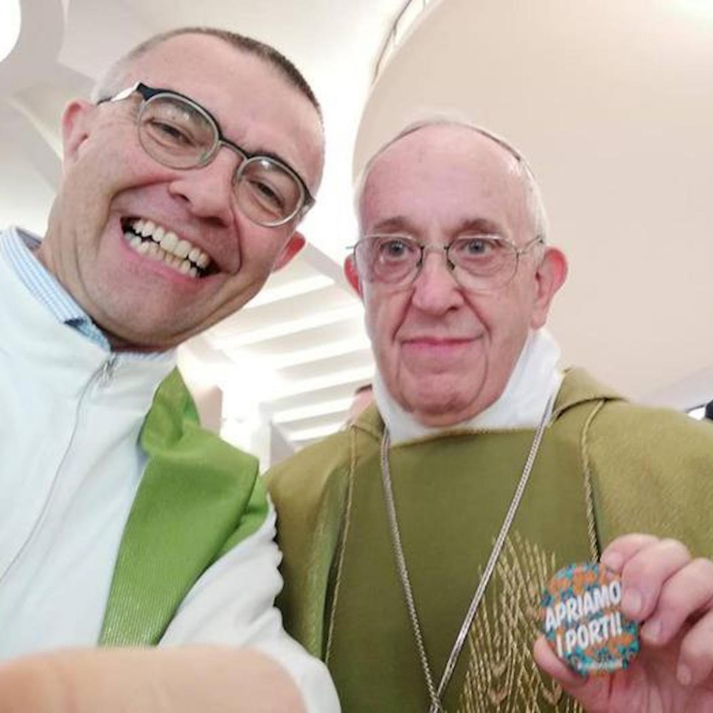 Papa Francesco si fa fotografare con la spilla 'Apriamo i porti'