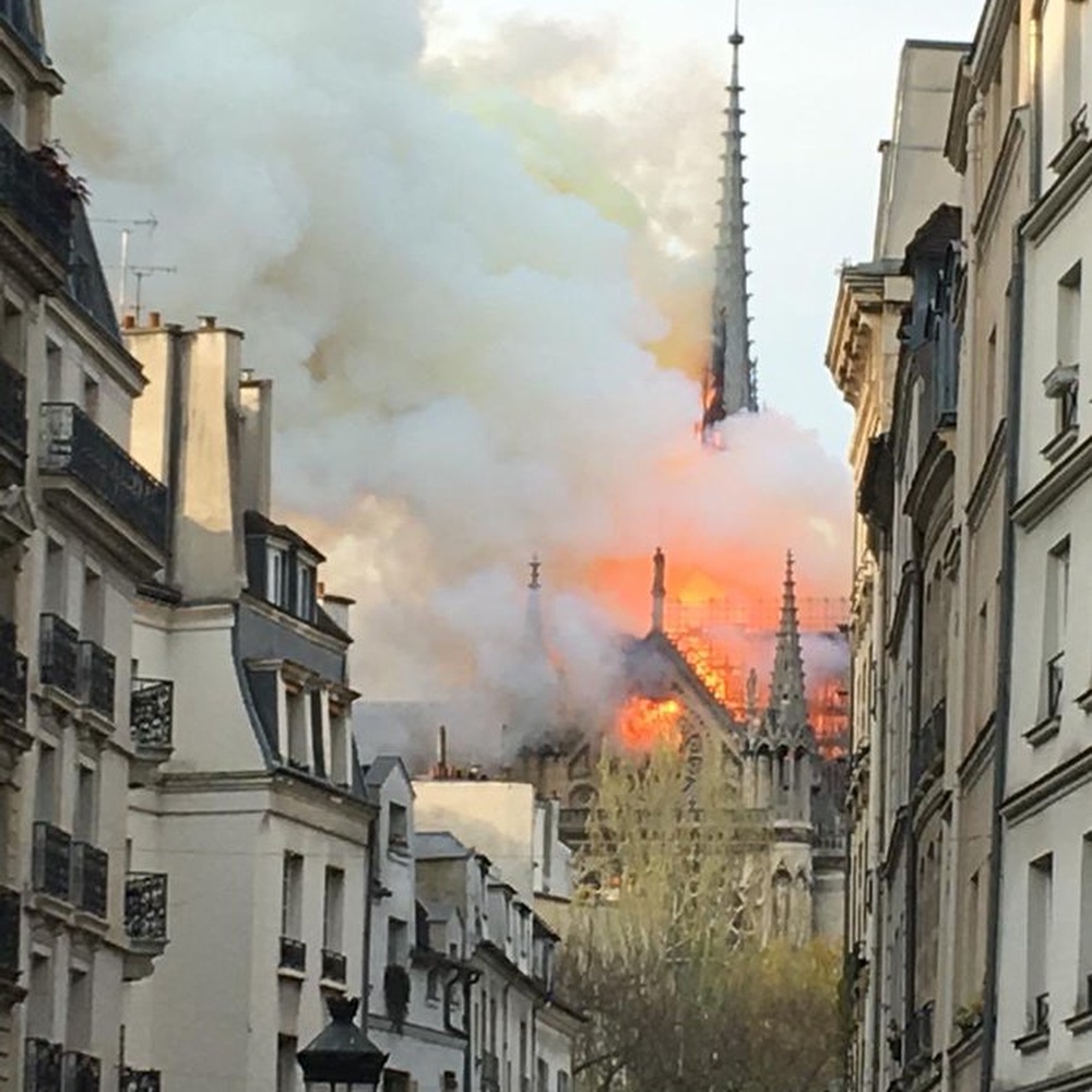 Parigi, grosso incendio in corso a Notre-Dame