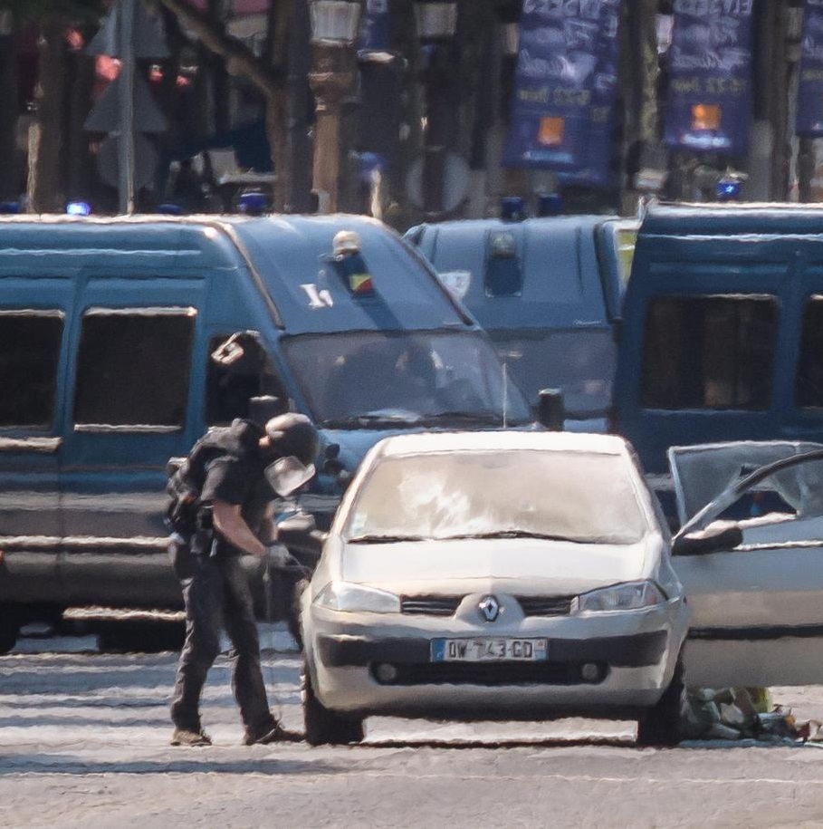 Parigi, paura sugli Champs-Elysees auto contro furgone polizia