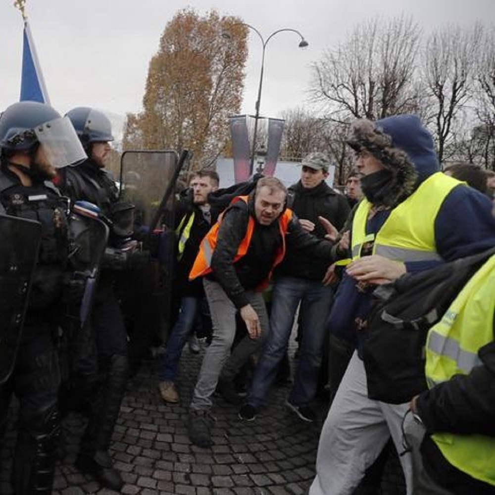 Parigi, scontri sugli Champs-Elysees tra gilet gialli e polizia