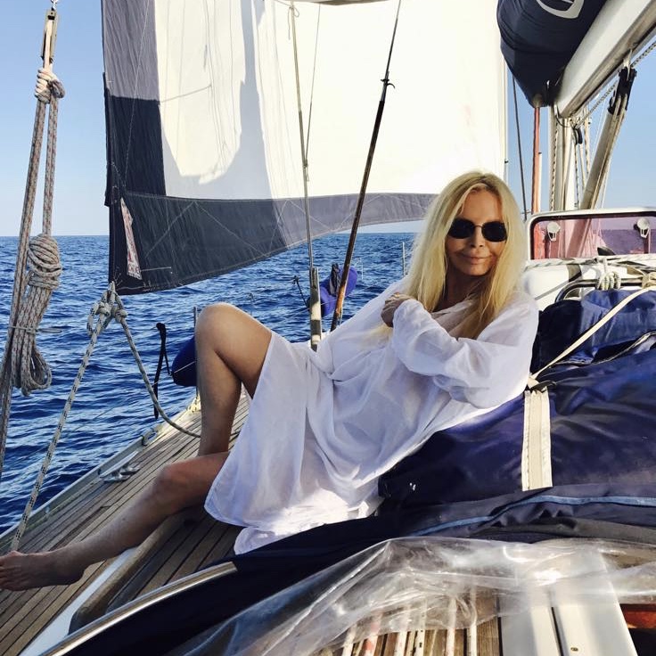 Patty Pravo, lussazione alla spalla durante le vacanze 