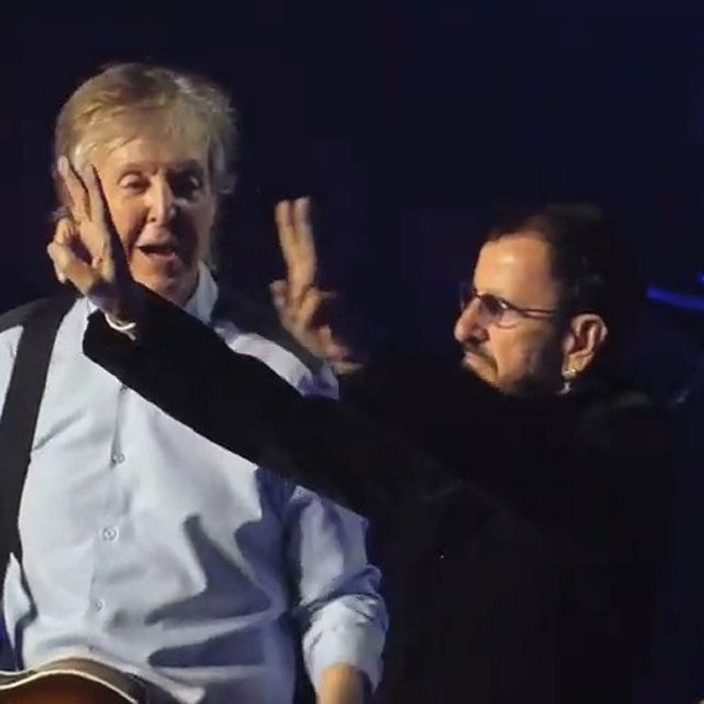 Paul McCartney sul palco insieme a Ringo Starr e Ron Wood