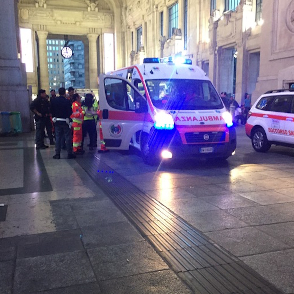 Paura alla stazione di Milano, uomo accoltella un militare e un agente