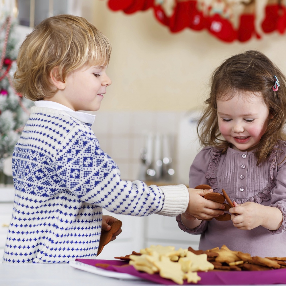 Pediatri, per le feste nessun divieto sul cibo ai bambini
