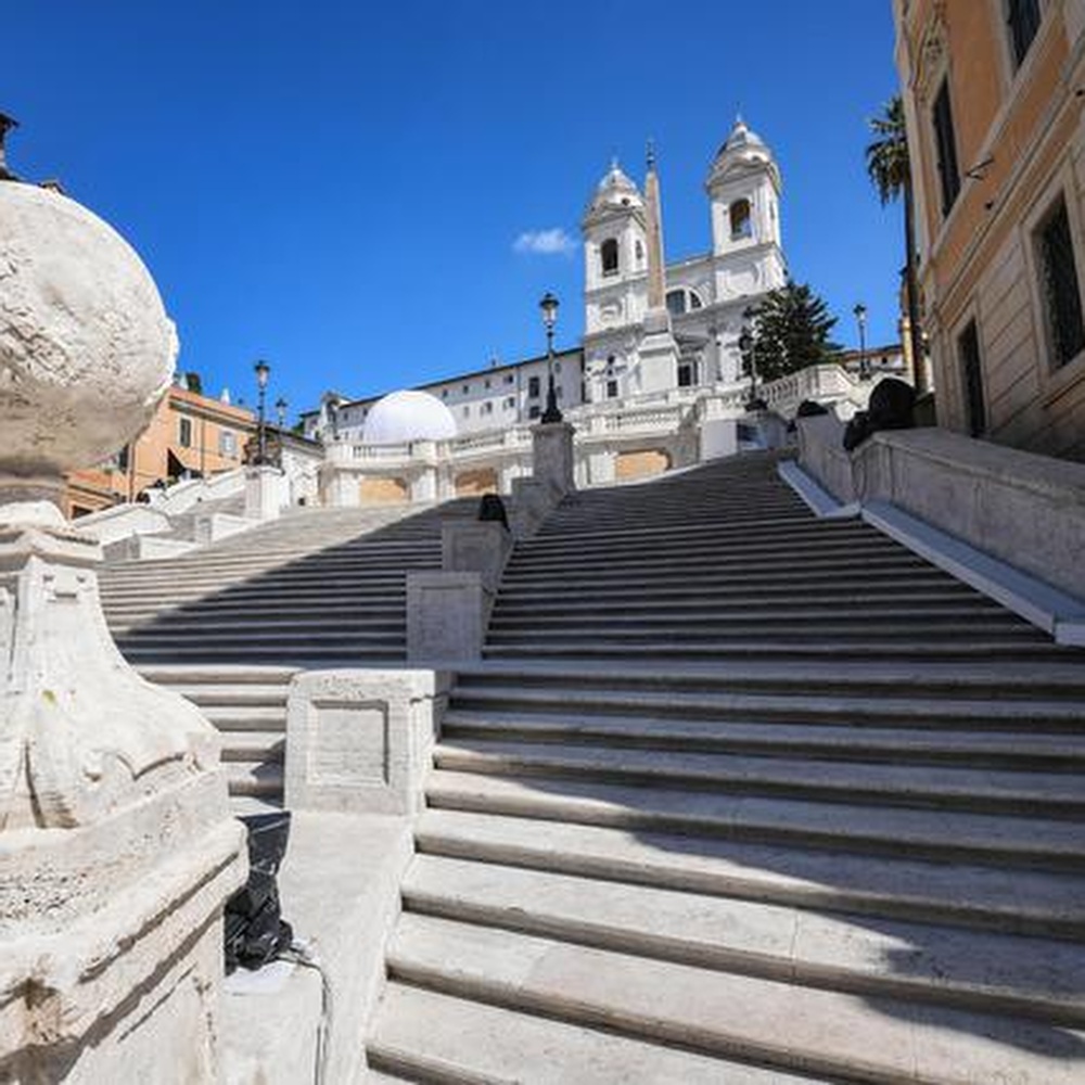 Piazza di Spagna, da oggi vietato sedersi sulla scalinata