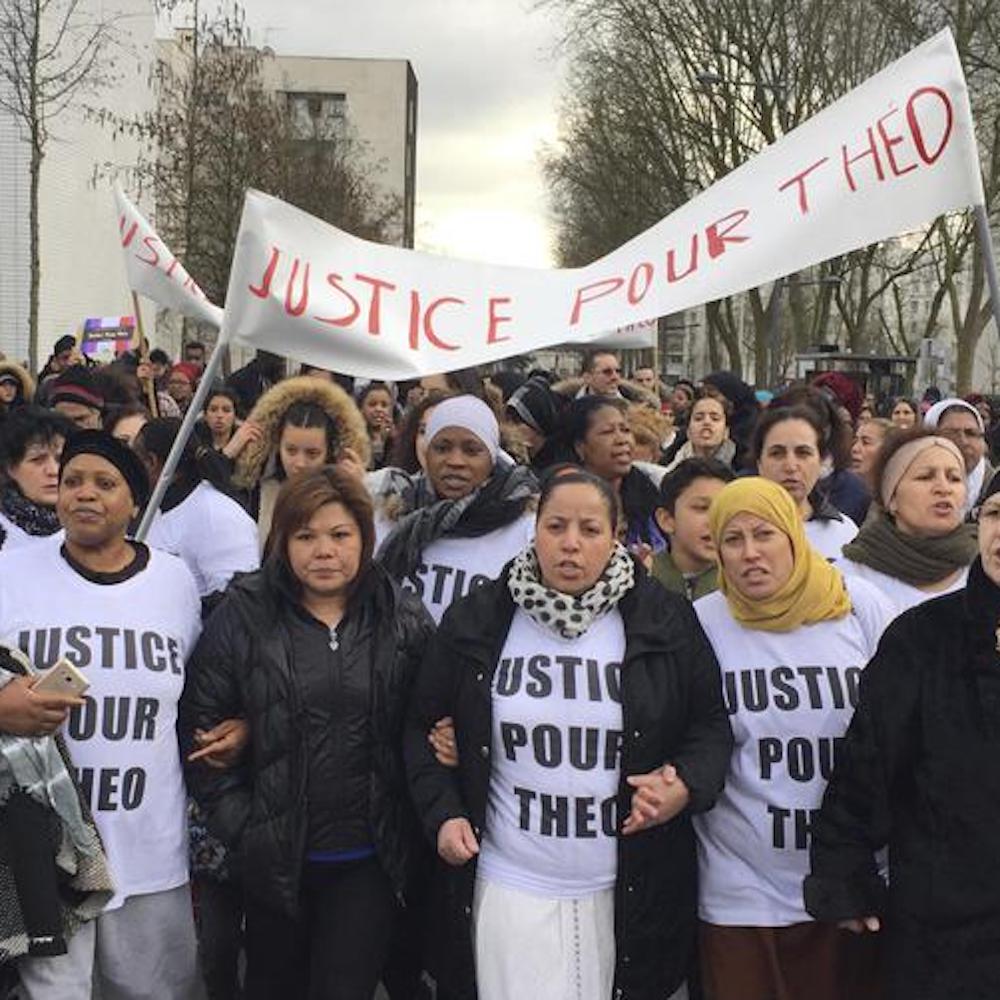 Picchiato e violentato dai poliziotti a Parigi, arrestati i responsabili