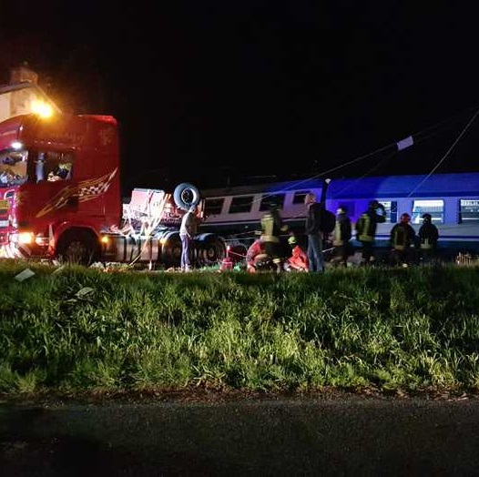 Torino, treno investe tir sui binari, due morti e 18 feriti