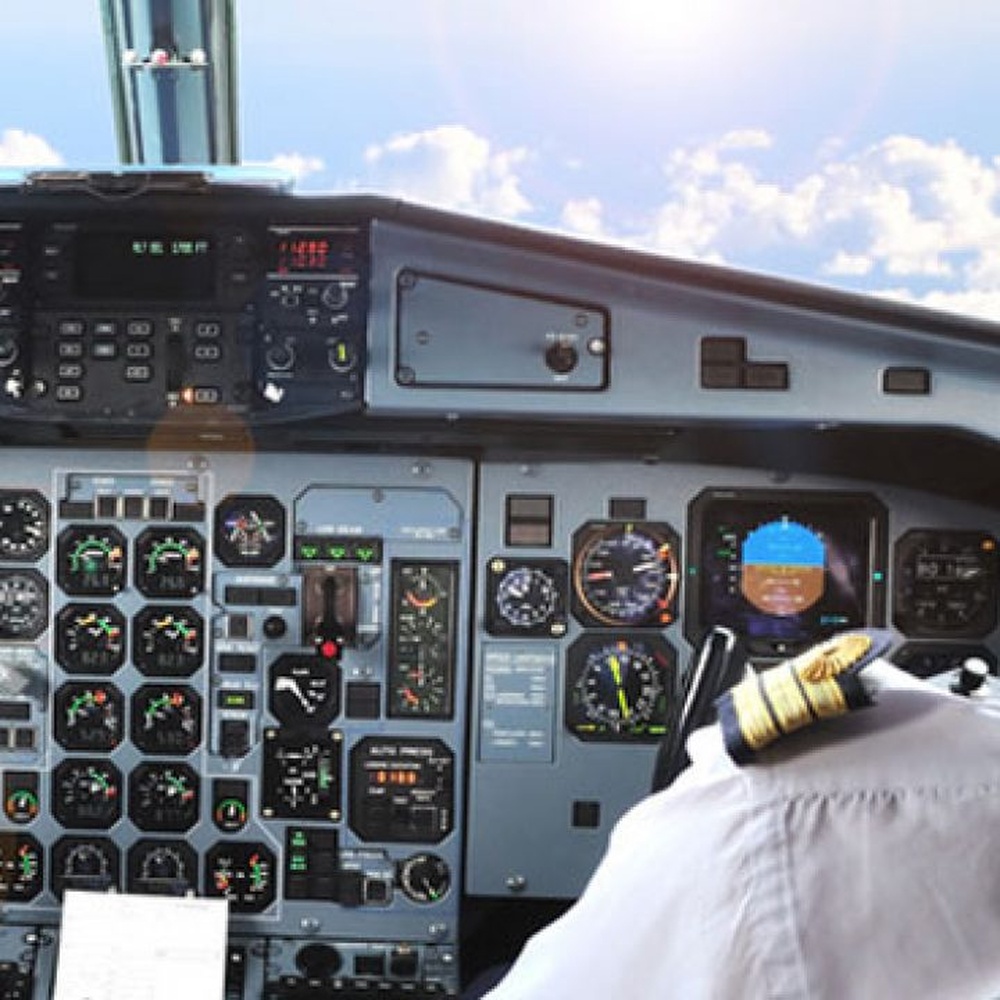 Pilota versa caffè sui comandi, aereo costretto ad atterrare