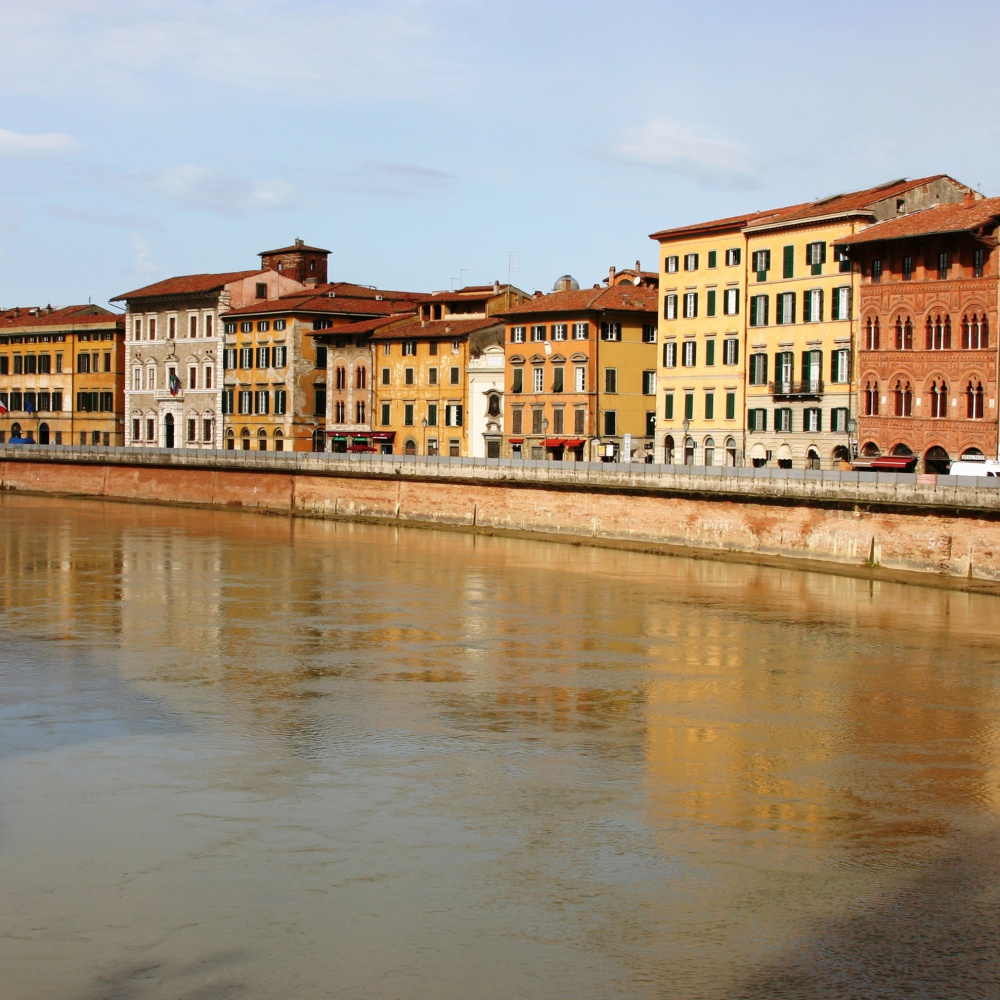 Pisa, 25enne cade dalle spallette dell'Arno e muore