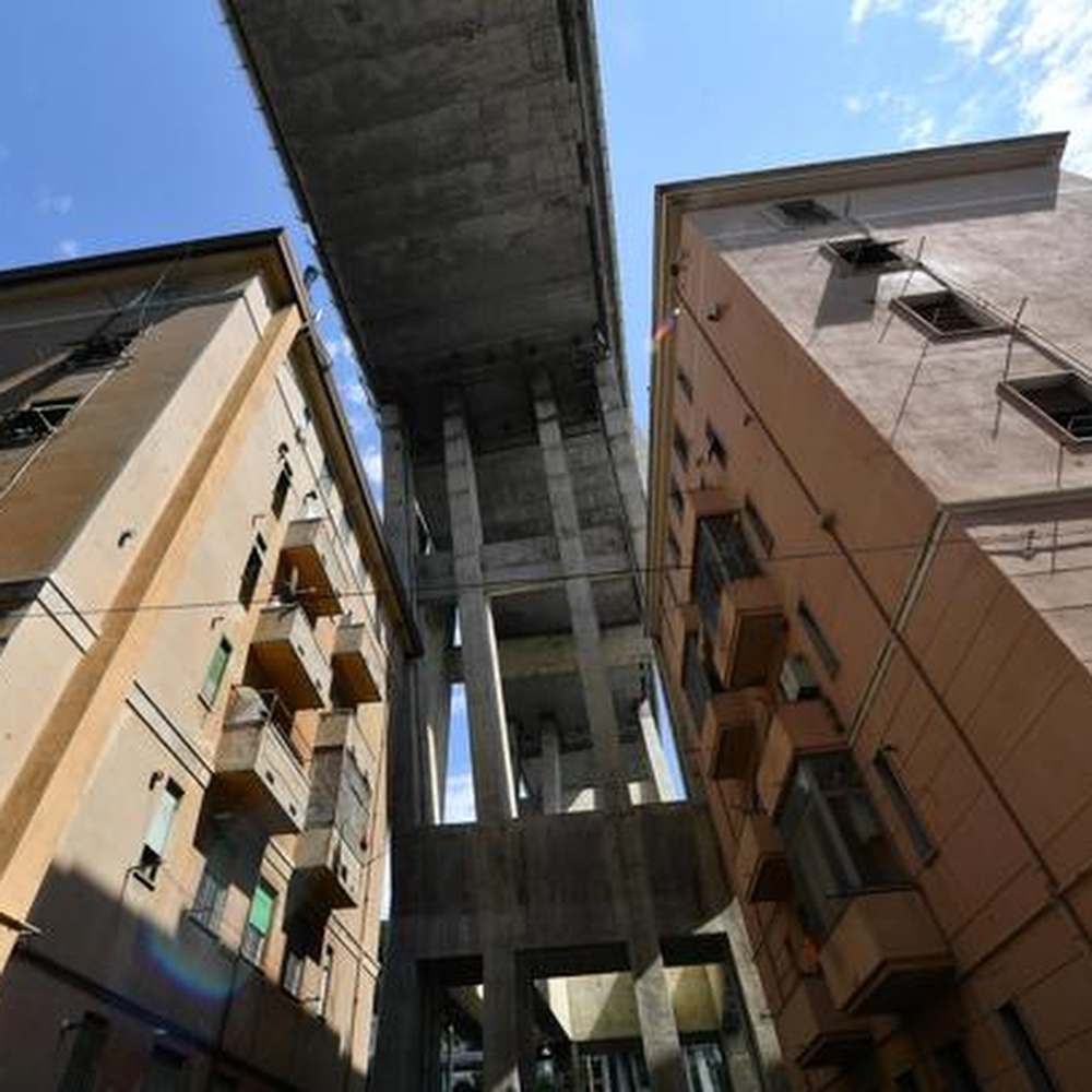 Ponte Genova, iniziata la demolizione della prima casa