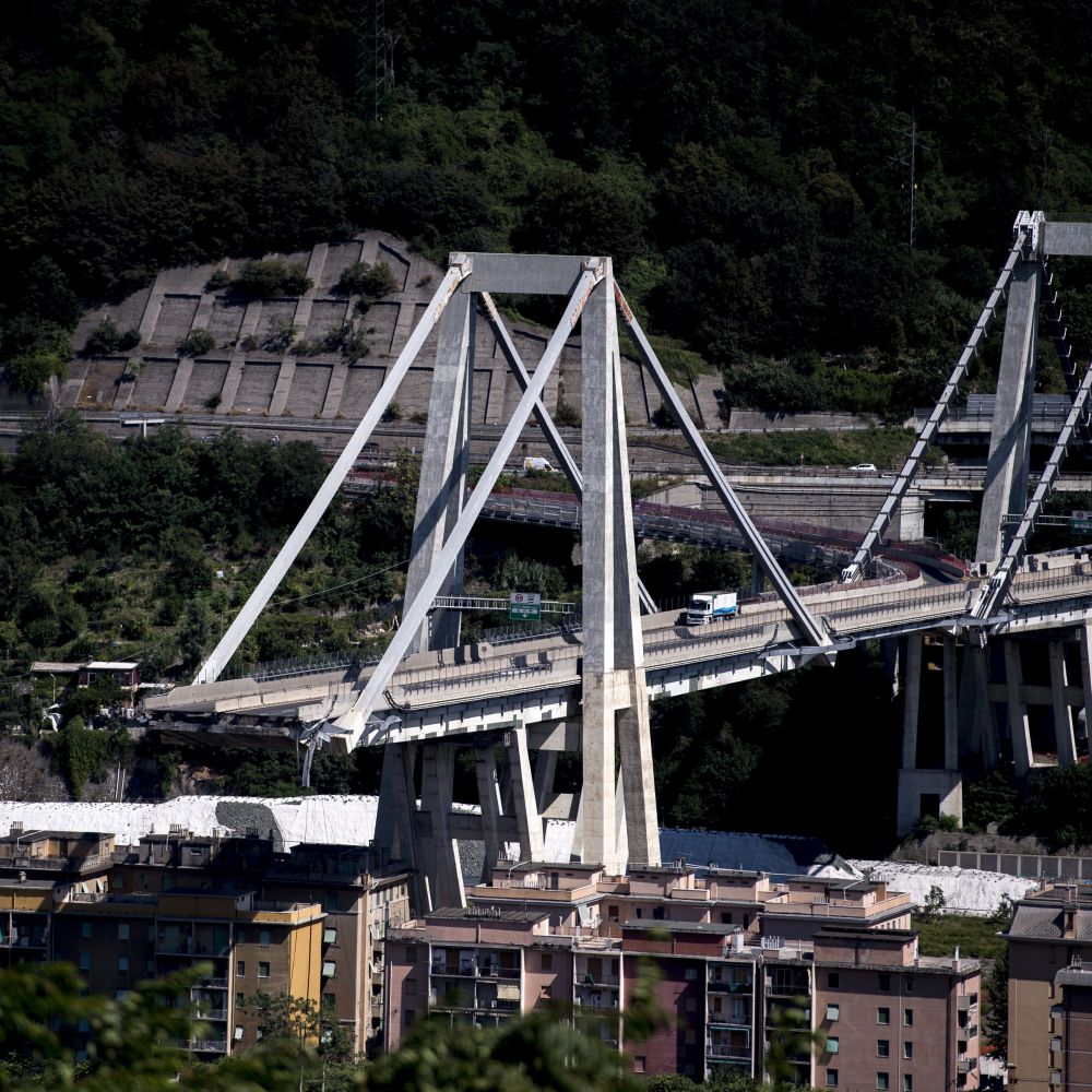 Ponte Morandi, installate le gru che rimuoveranno i piloni