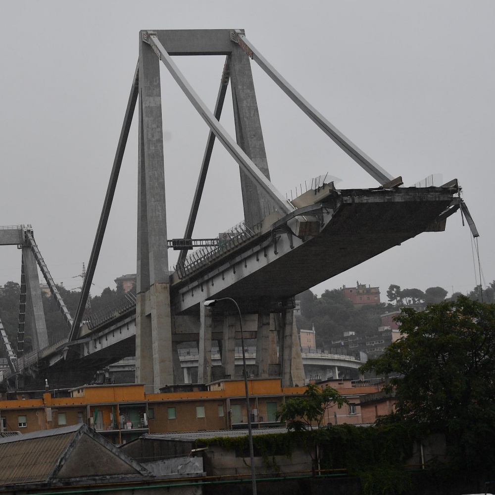 Protesta degli sfollati di Genova, chiedono di avere subito una casa