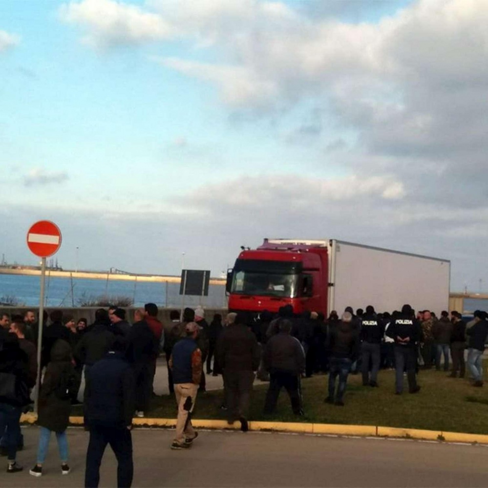 Protesta latte, pastori sardi bloccano tir allo scalo di Porto Torres