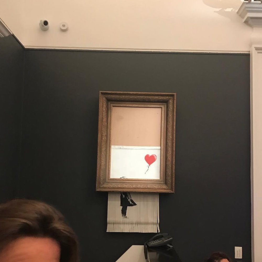 Il quadro di Banksy che si è autodistrutto durante l'asta da Sotheby's è  stato venduto, e ora è in mostra
