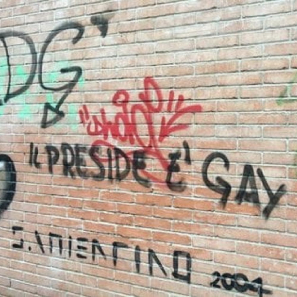 Ravenna, scrivono sul muro "Il preside è gay", lui, non si cancelli