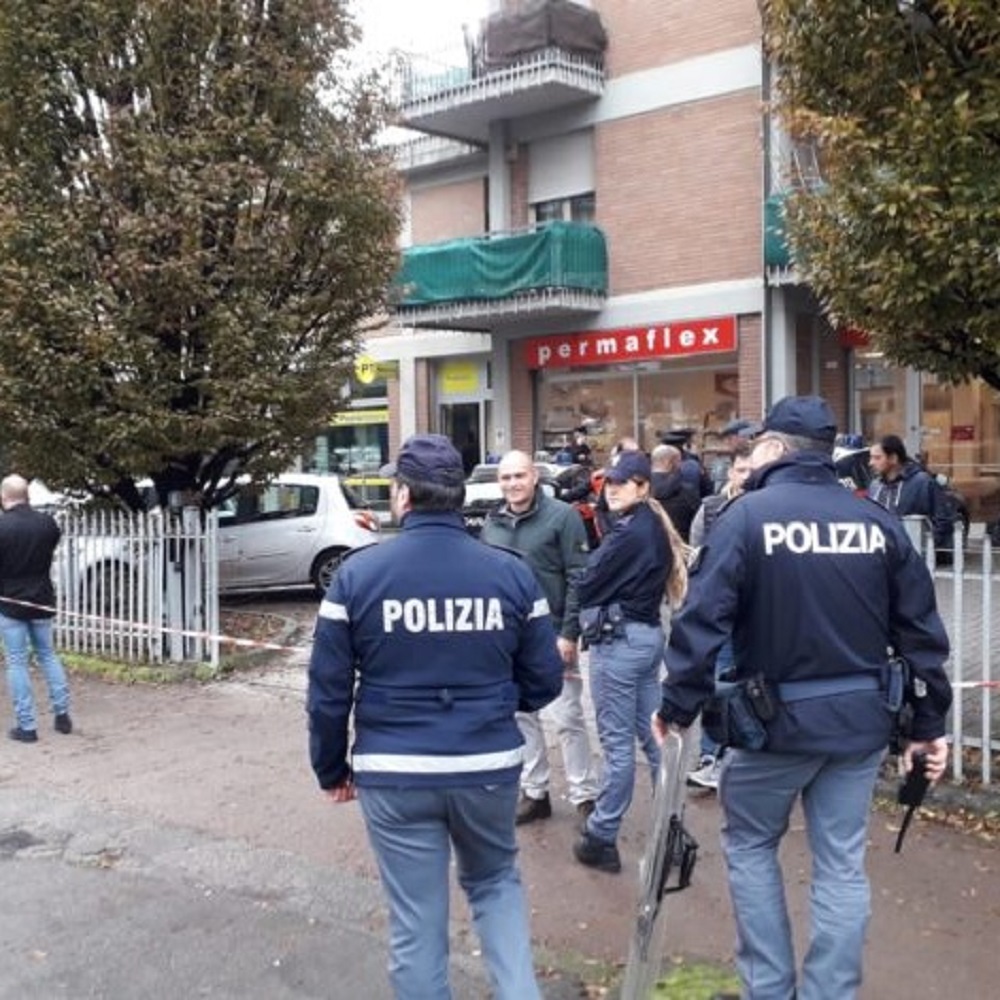 Reggio Emilia, uomo asserragliato alle Poste con ostaggi