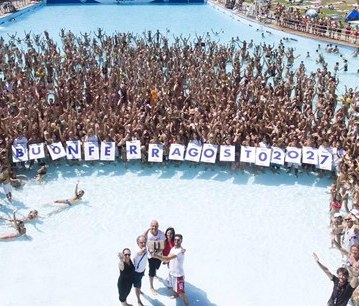 Riccione, ecco il più grande selfie in acqua della storia