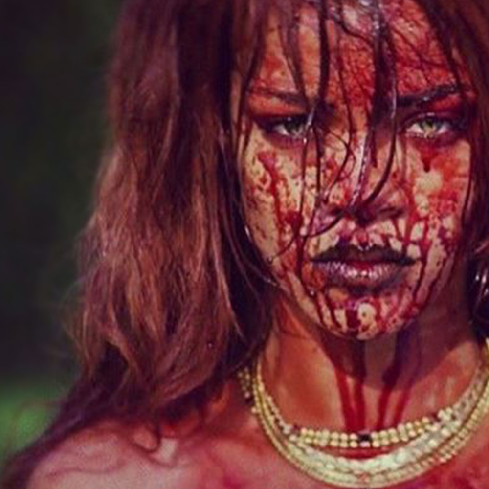 Rihanna nuda e piena di sangue