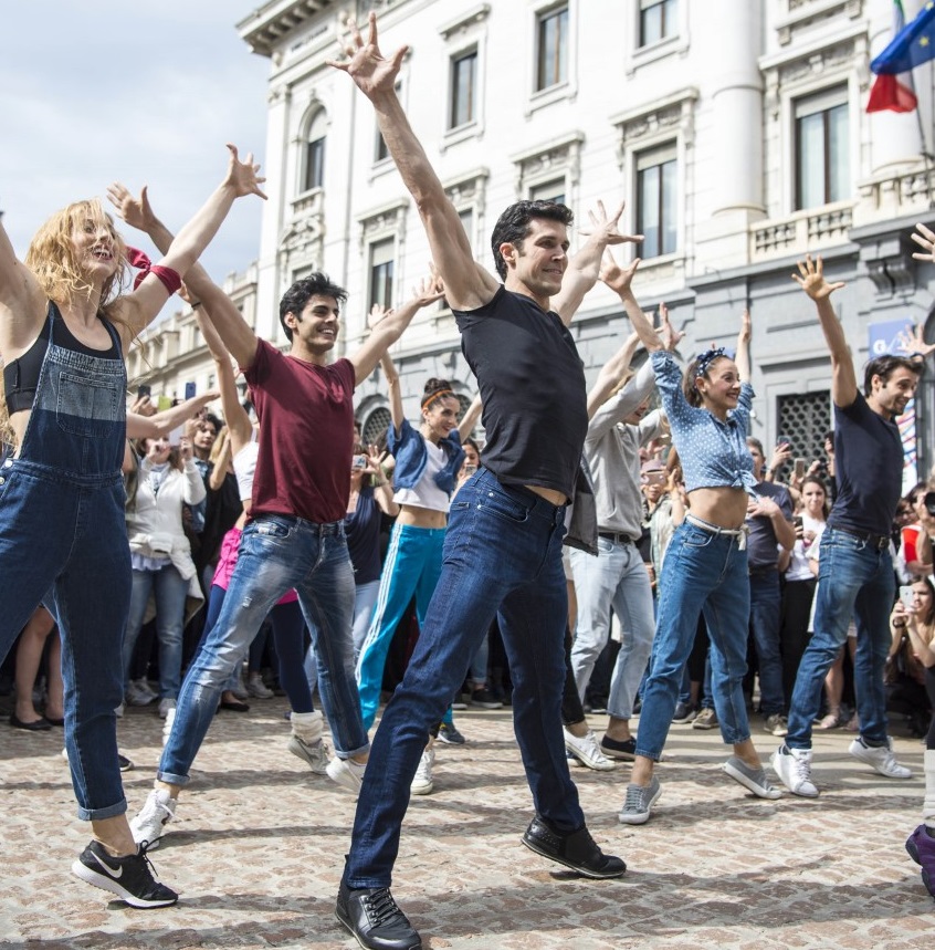 Roberto Bolle scatenato col flash mob alla Scala