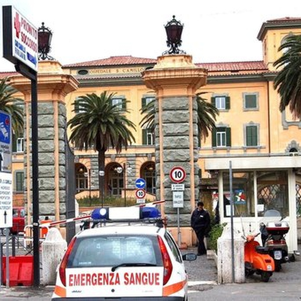 Roma, cede una grata sul marciapiede, 17enne ferita