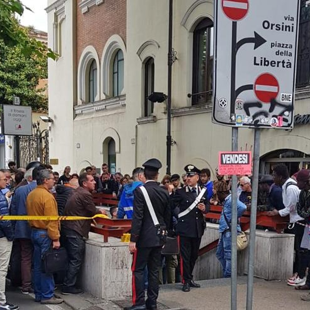 Roma, donna muore incastrata sotto convoglio metro