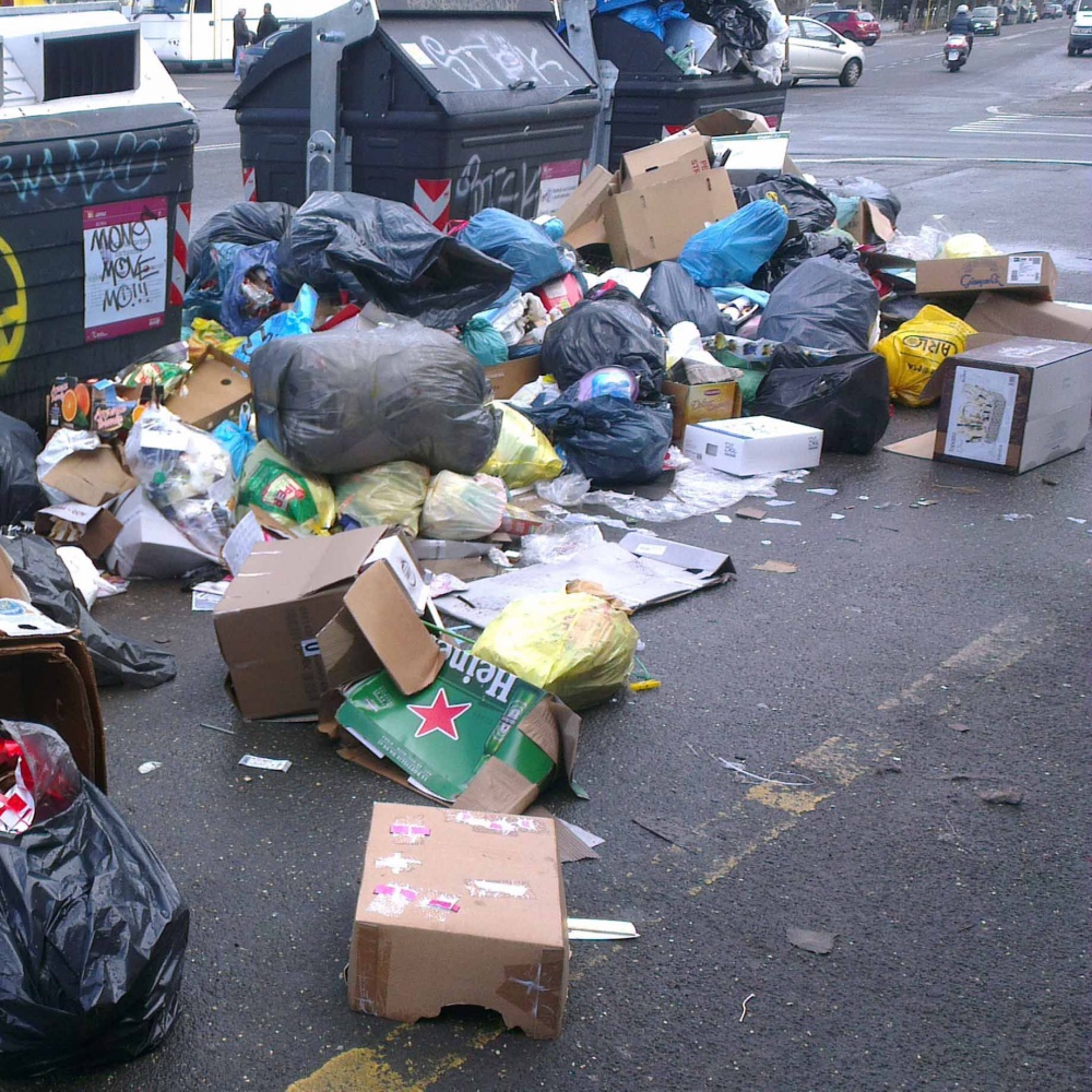 Roma, emergenza rifiuti, minaccia scuole chiuse