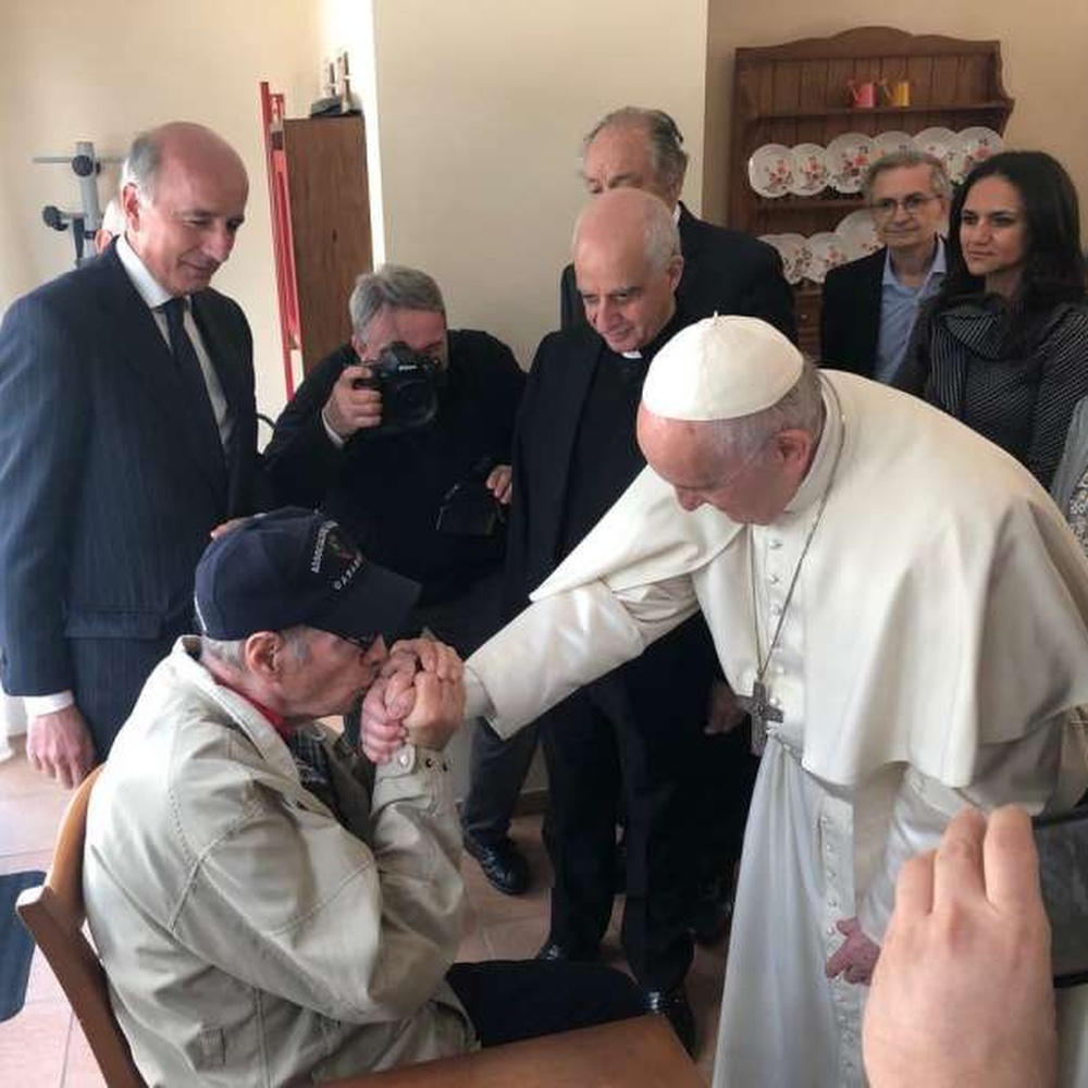 Roma, il Papa visita a sorpresa un centro per malati di Alzheimer