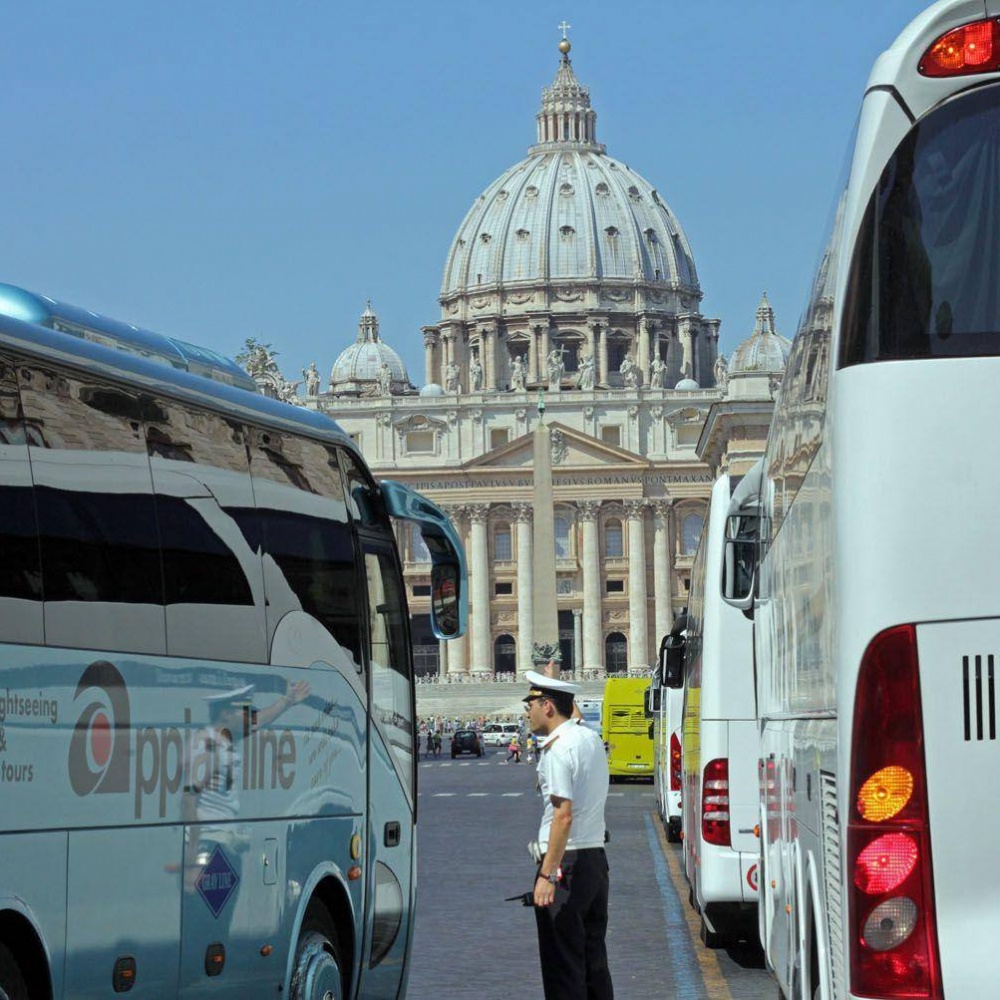 Roma, paralisi in centro per protesta bus turistici