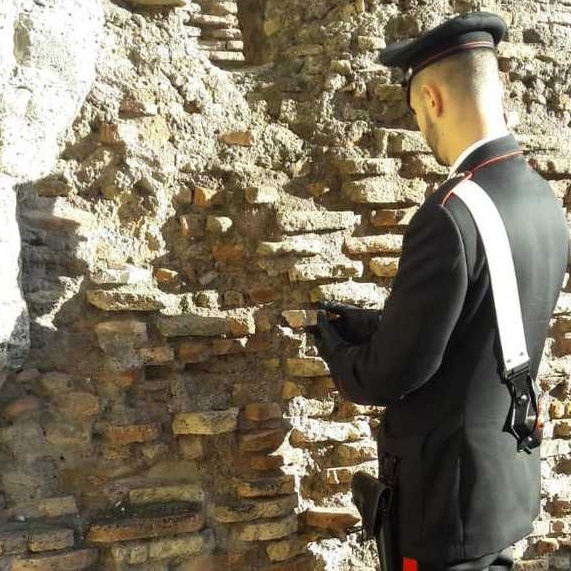 Roma, ruba frammento muro Colosseo, denunciato