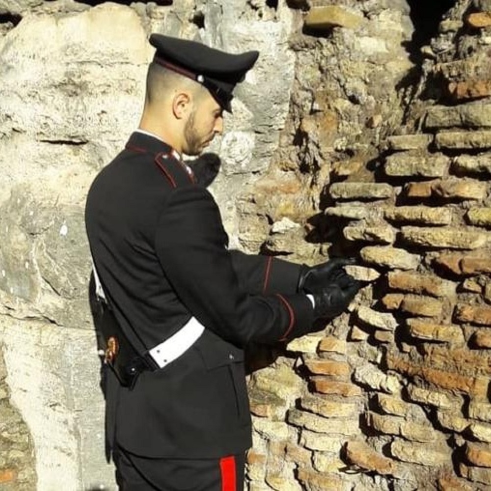 Roma, turista stacca un pezzo del Colosseo per farne un souvenir