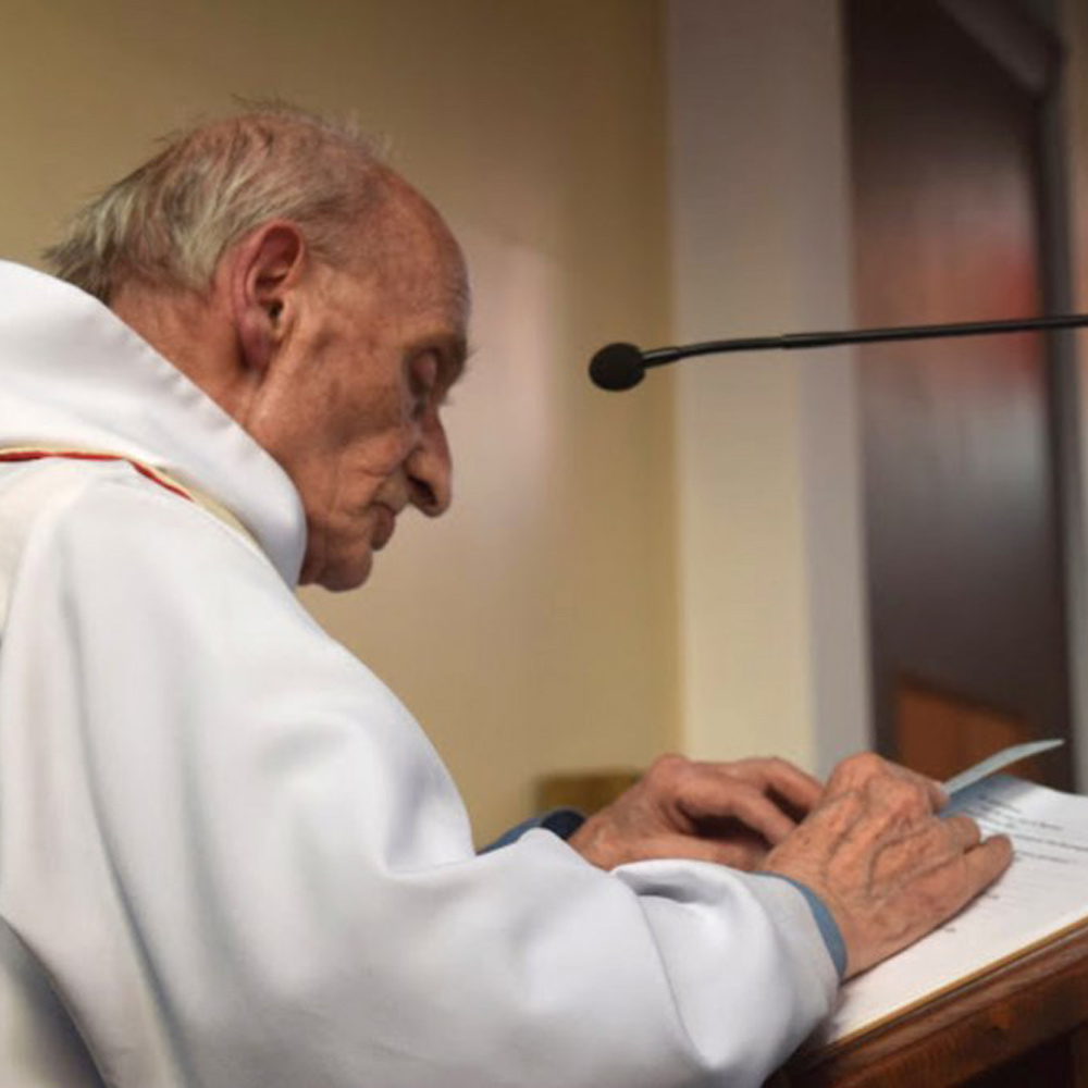 Rouen, prete sgozzato in Chiesa ma la Francia non si piega