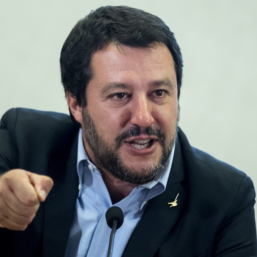 Salvini, Malta ha abbandonato un barcone di migranti