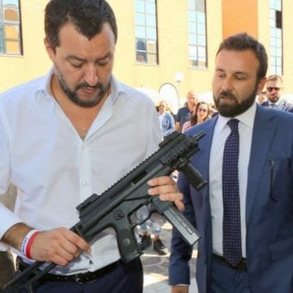 Salvini, sulla foto con il mitra polemiche inutili