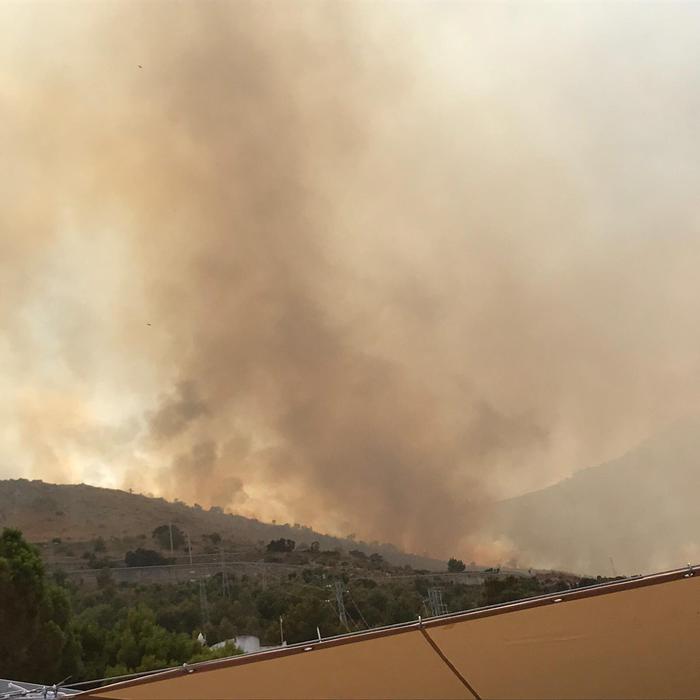 San Vito Lo Capo, incendio vicino al villaggio e gente in fuga