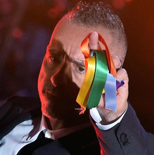 Sanremo 2016, Eros Ramazzotti arcobaleno per Unioni Civili  