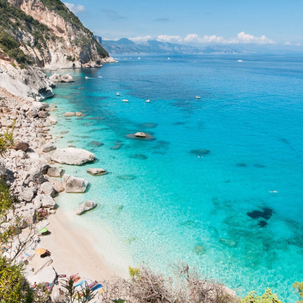 Sardegna, in spiaggia divieto di fumo e utilizzo plastica