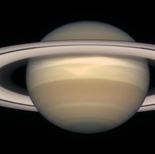 Saturno, tuffi tra gli anelli 