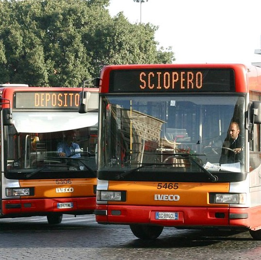 Sciopero trasporti, disagi a utenti treni, aerei e mezzi pubblici