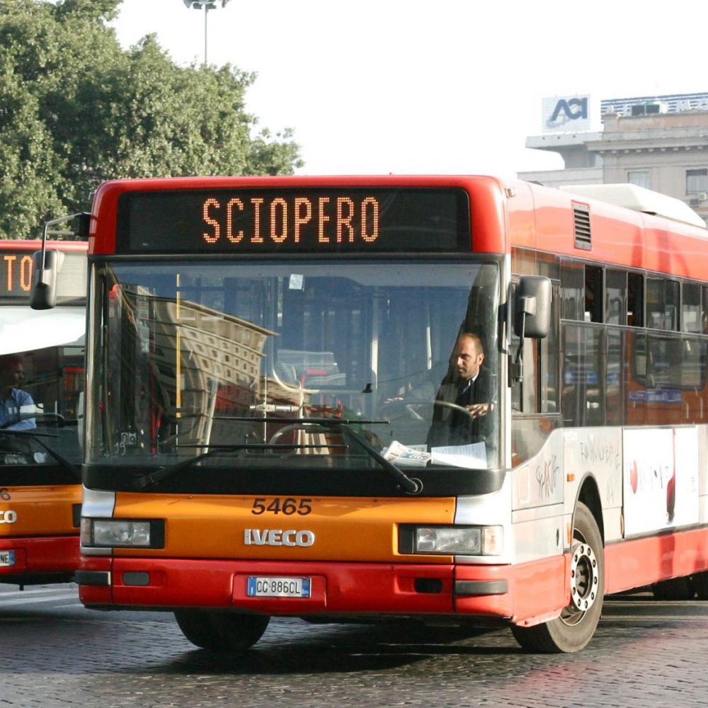 Sciopero trasporti, disagi treni, bus e navi, Alitalia rimanda