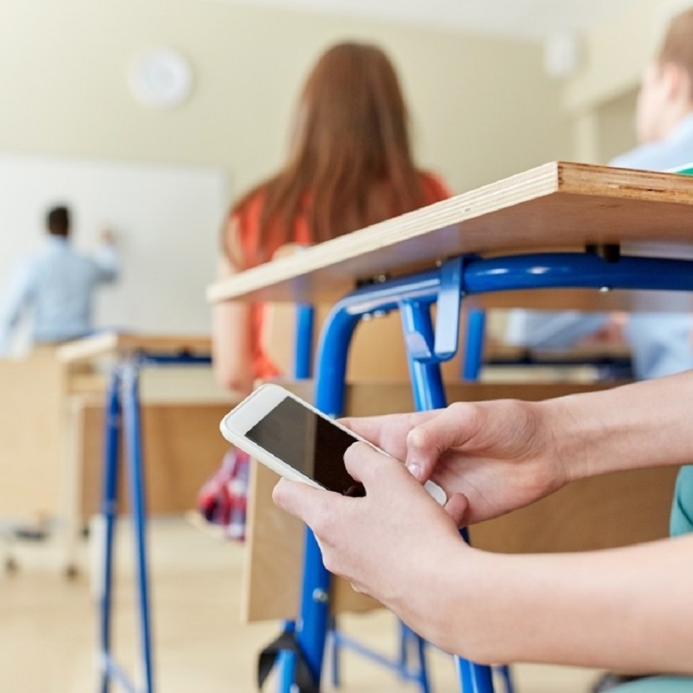 Scuola, arriva la proposta di legge che vieta i cellulari