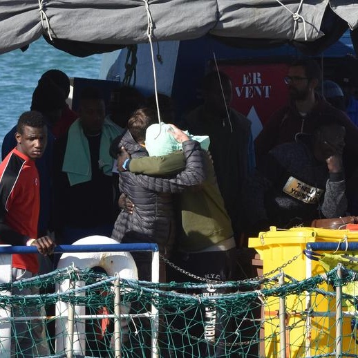 Sea Watch, sono iniziate le operazioni di sbarco