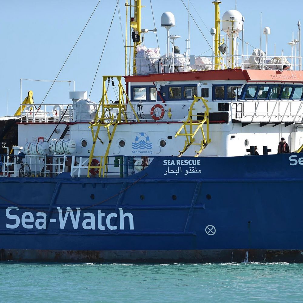 Sea Watch tenta di forzare blocco e attraccare, fermata