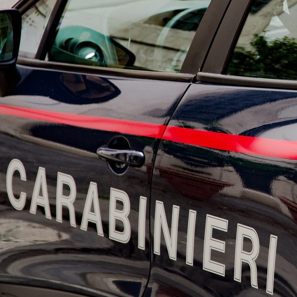 Segrega per 12 ore l'ex e la bimba in macchina, poi violenta la donna