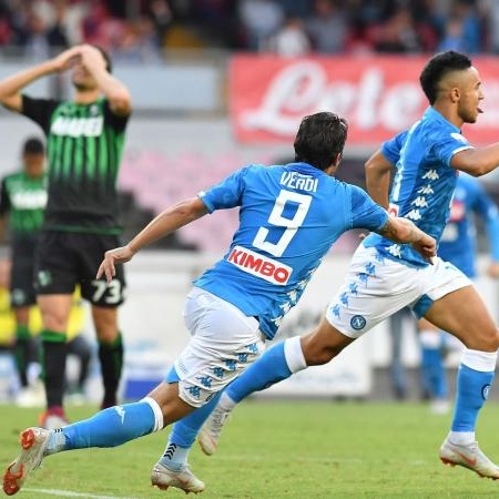 Serie A, il Napoli batte 2-0 il Sassuolo e resta a – 6 dalla Juve