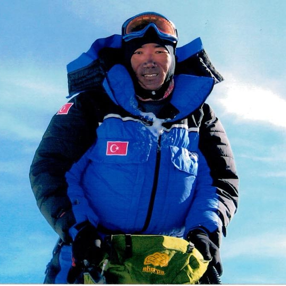 Sherpa Kami Rita scala l'Everest per la 23esima volta