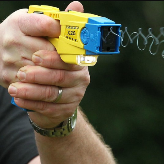 Sicurezza, al via la sperimentazione del taser