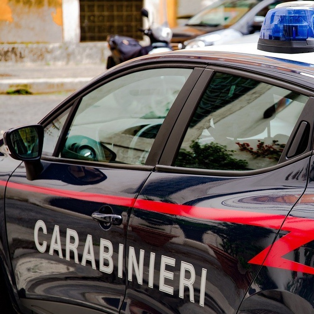 Spara a compagna che vuole lasciarlo, poi scappa con figlia