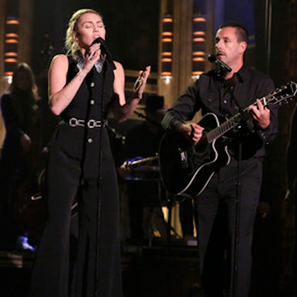 Strage di Las Vegas, Miley Cyrus e Adam Sandler cantano "No Freedom"