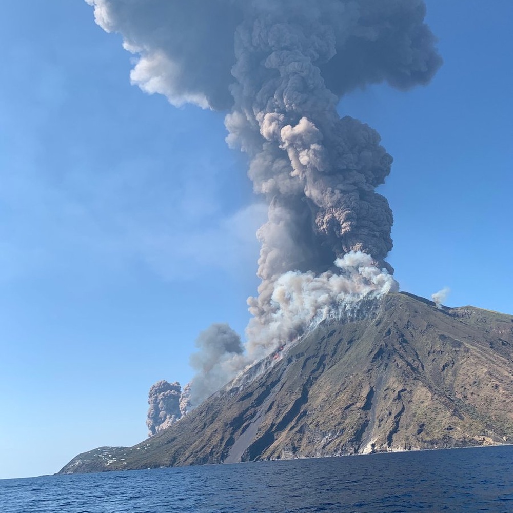 Stromboli, esplosioni dal cratere, un escursionista morto