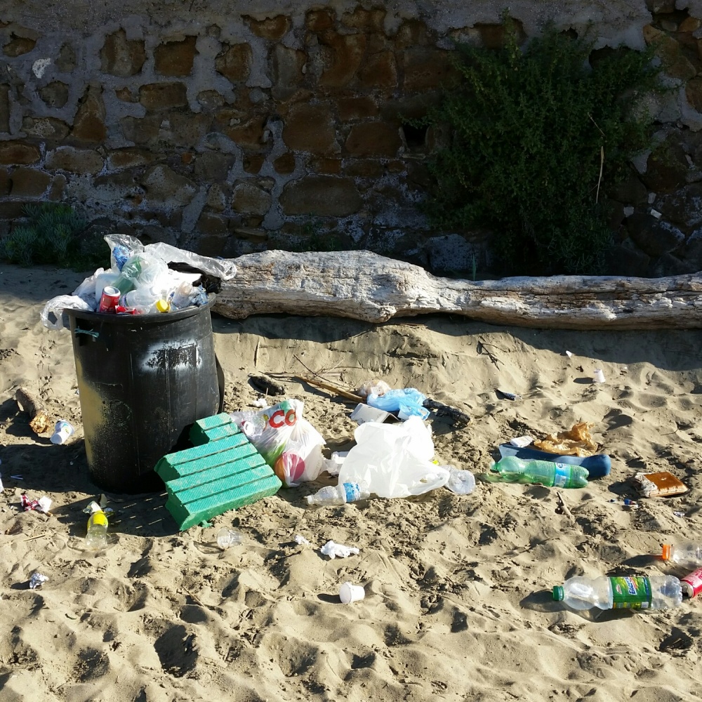 Sulle spiagge italiane 10 rifiuti per ogni metro di sabbia